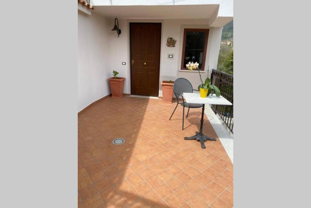 Alloggio A Via Impero Lenola Exterior foto